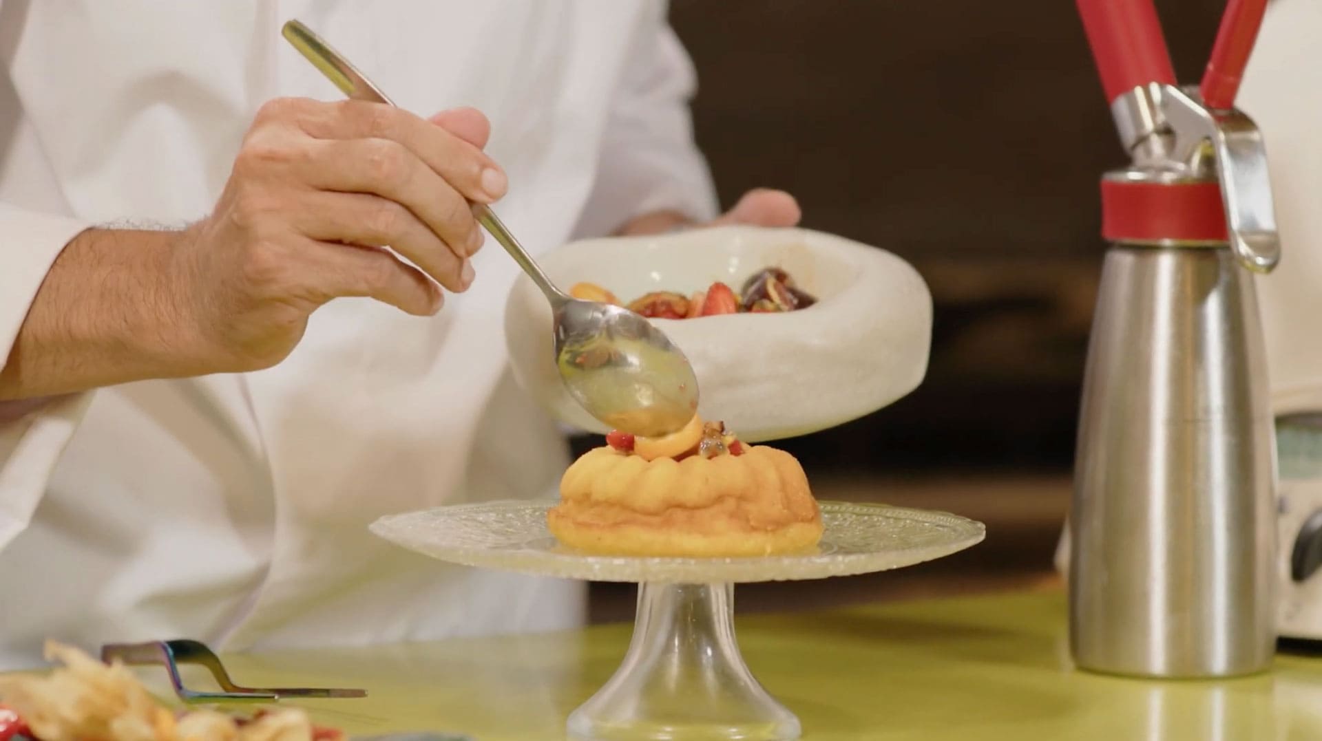 Receta gourmet de savarín de kumquat con ensalada de frutas, chocolate y espuma de aceite elaborada por el chef José Cortés